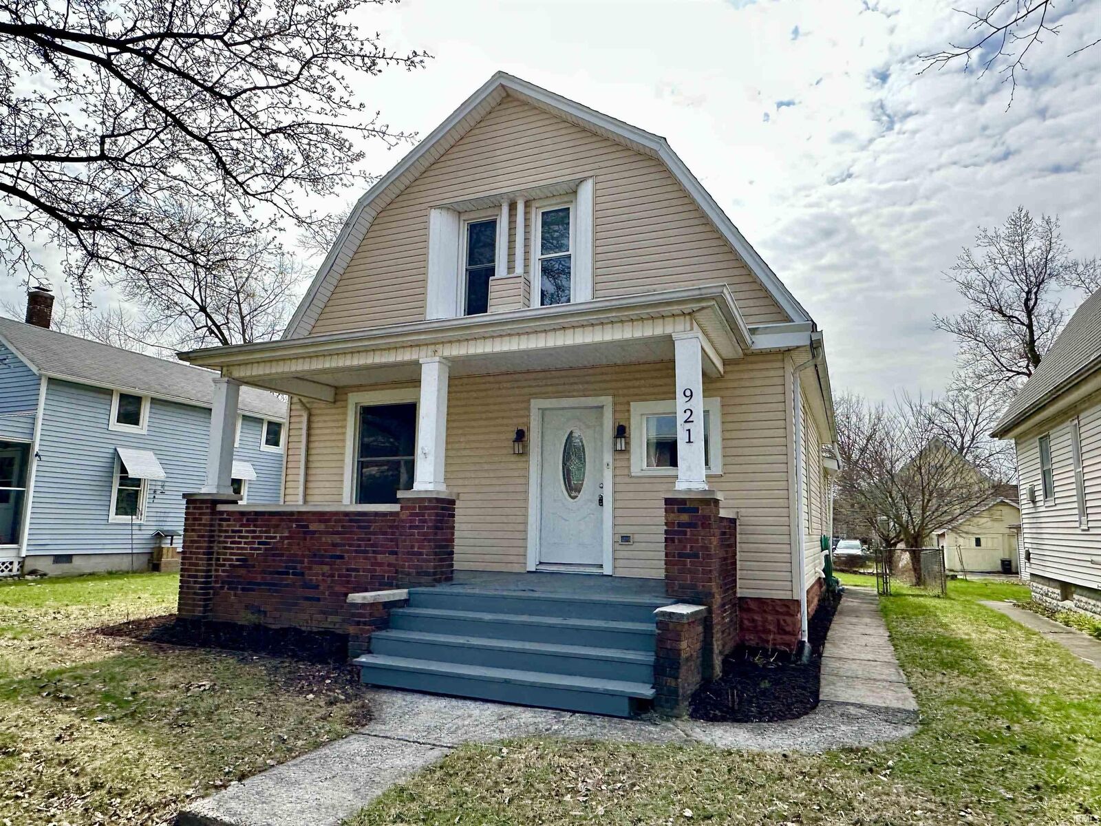 Property Photo:  921 Cottage Avenue  IN 46807 