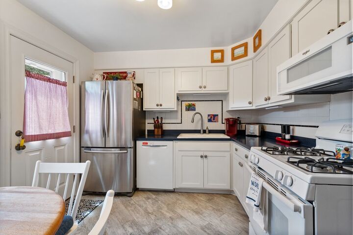 Property Photo:  7511 N Bell Avenue B  IL 60645 