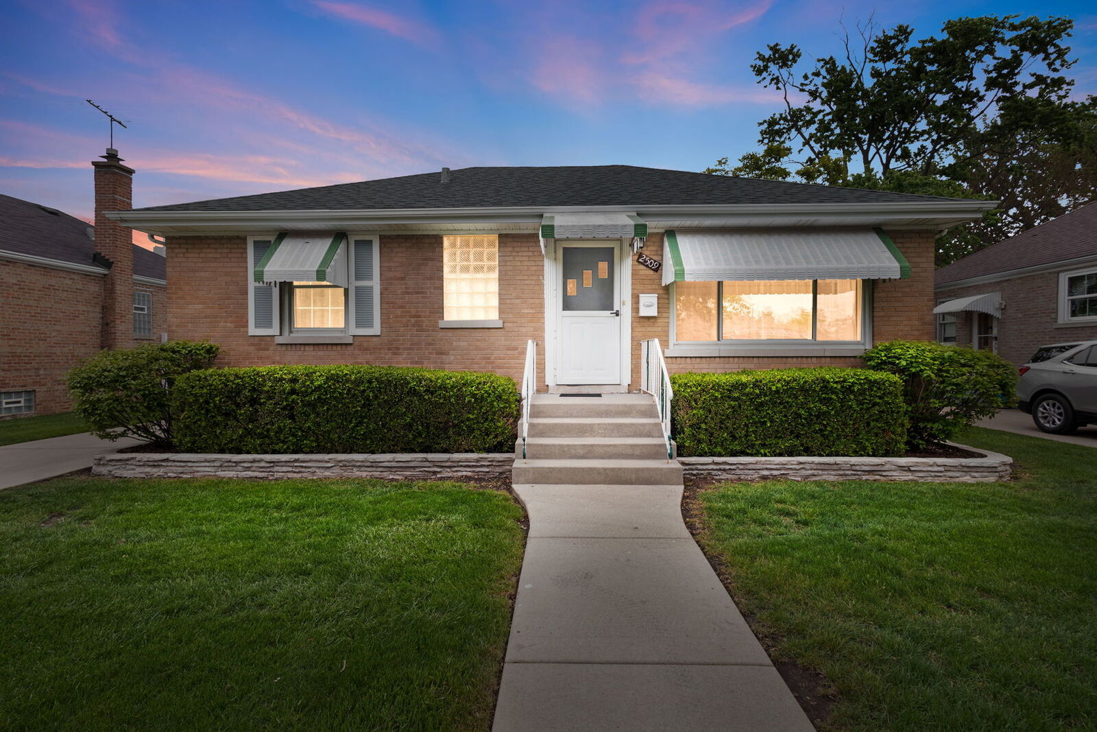 Property Photo:  2509 S 10th Avenue  IL 60155 