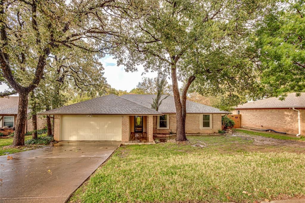 Property Photo: 2302 Westpark Way Circle TX 76040