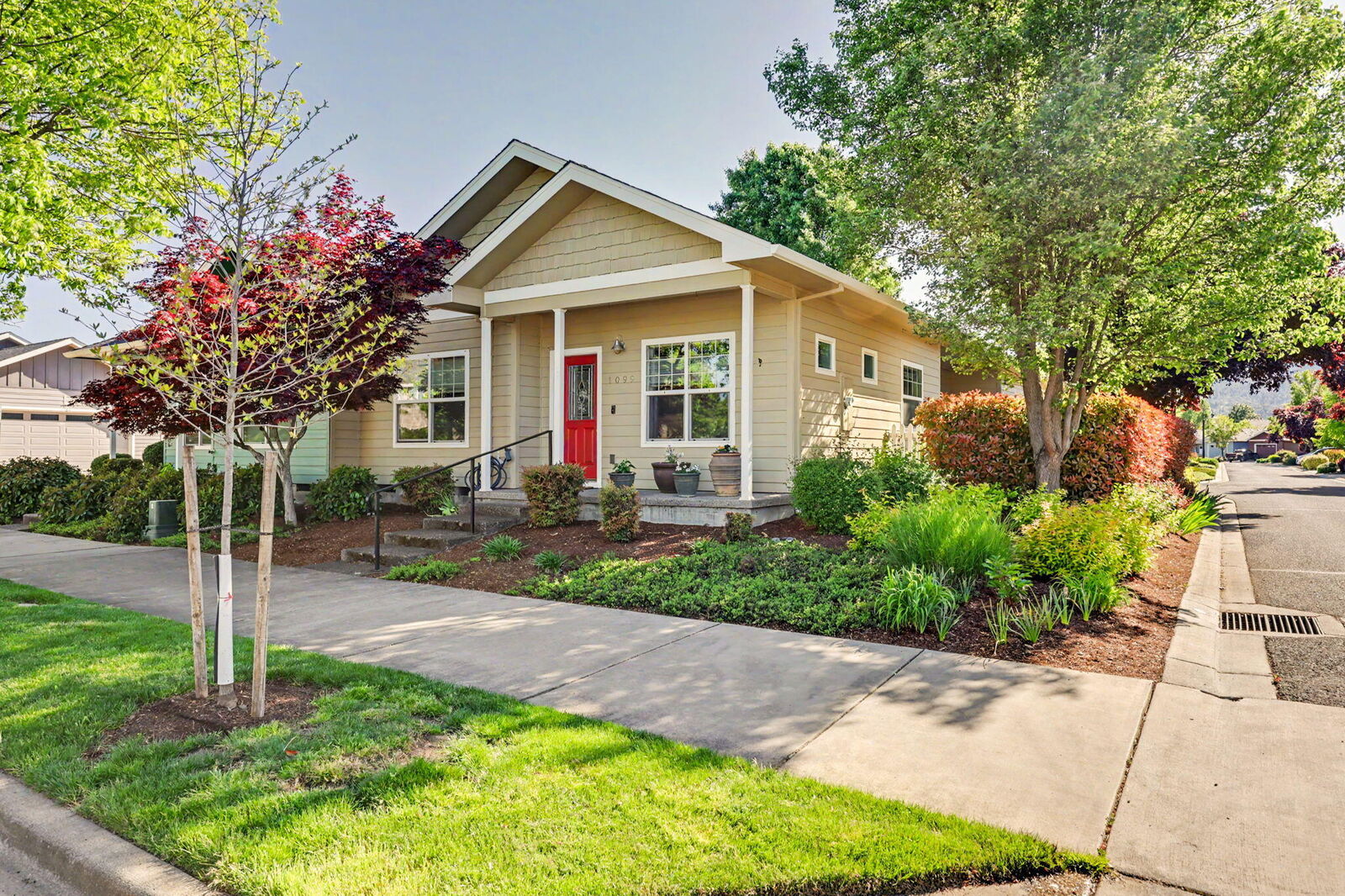 Property Photo:  1099 N Haskell Street  OR 97502 
