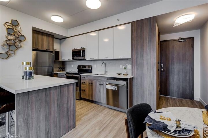 Property Photo:  49 Walnut Street S 1908  ON L8N 2L1 