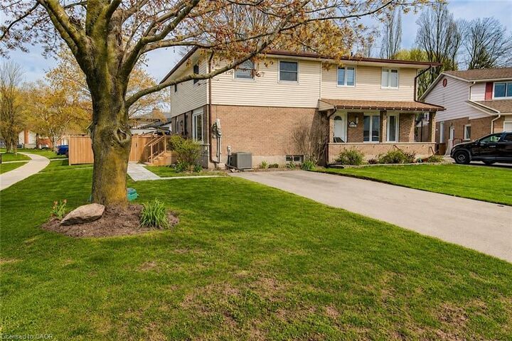 Property Photo:  35 Mockingbird Drive  ON N3B 3E4 