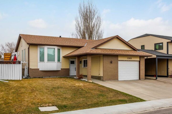 Property Photo: 1305 10 Avenue SE AB T0L 1B0