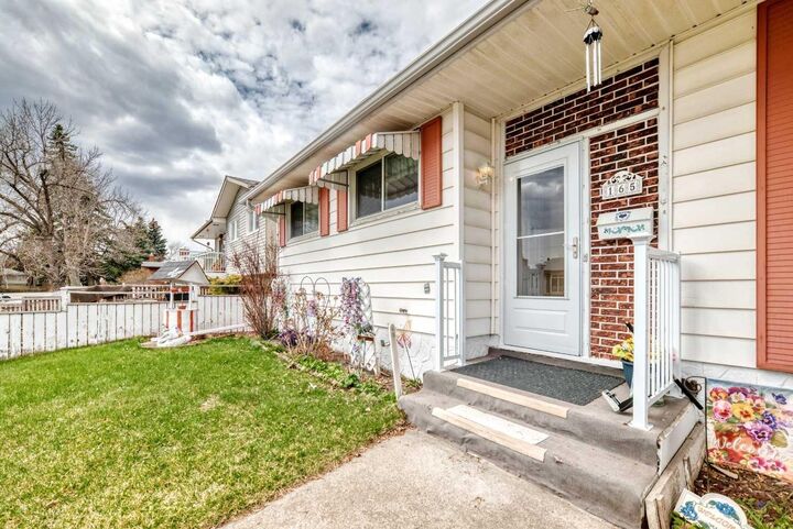 Property Photo:  165 Marbrooke Circle NE  AB T2A 2W4 