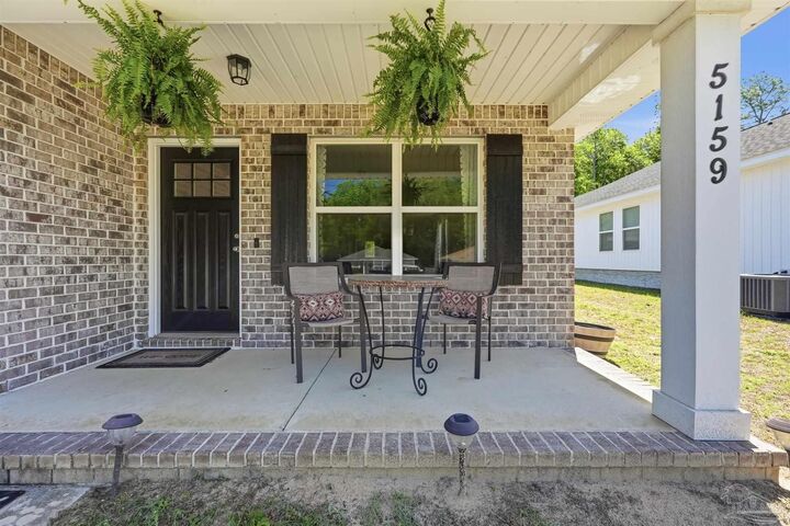 Property Photo:  5159 Lake Dr  FL 32539 