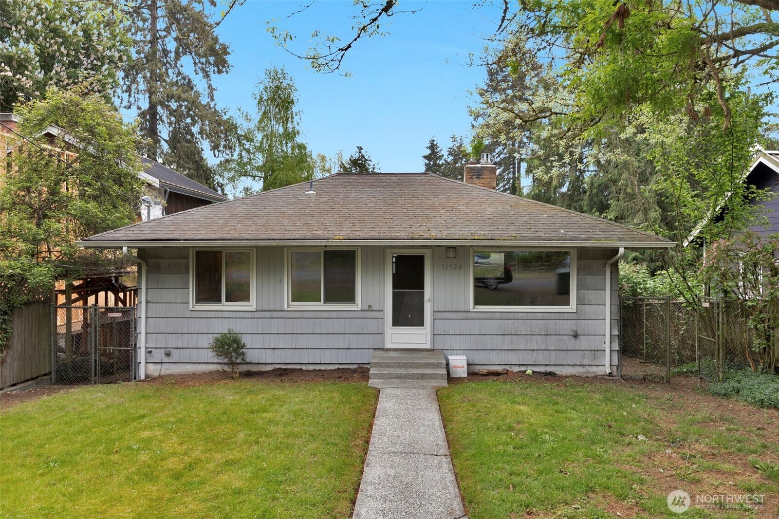 Property Photo:  11524  32nd Avenue NE  WA 98125 