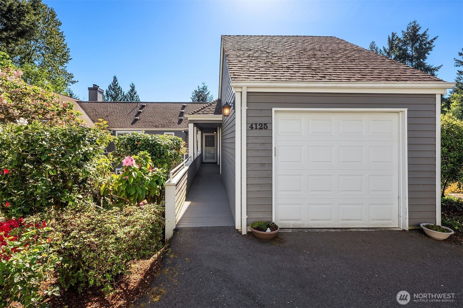 Property Photo:  4125  221st Place SE 2093  WA 98029 