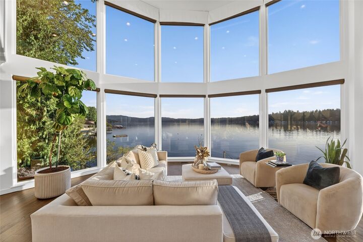 Property Photo:  2007 E Lake Sammamish Parkway NE  WA 98074 
