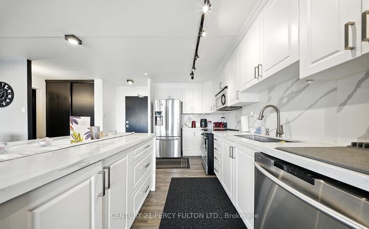Property Photo:  2 Glamorgan Avenue 1212  ON M1P 2M8 