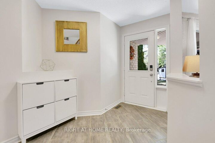 Property Photo: 33 Spur Avenue ON K2M 2R9