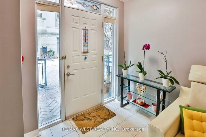 Property Photo: 330 Princess Royal Drive Gv-108 ON L5B 4M8