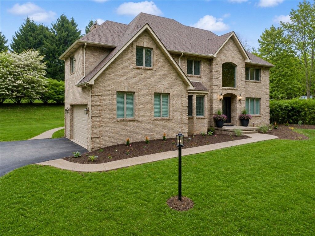 Property Photo: 1005 Fairway Oaks Dr PA 15644