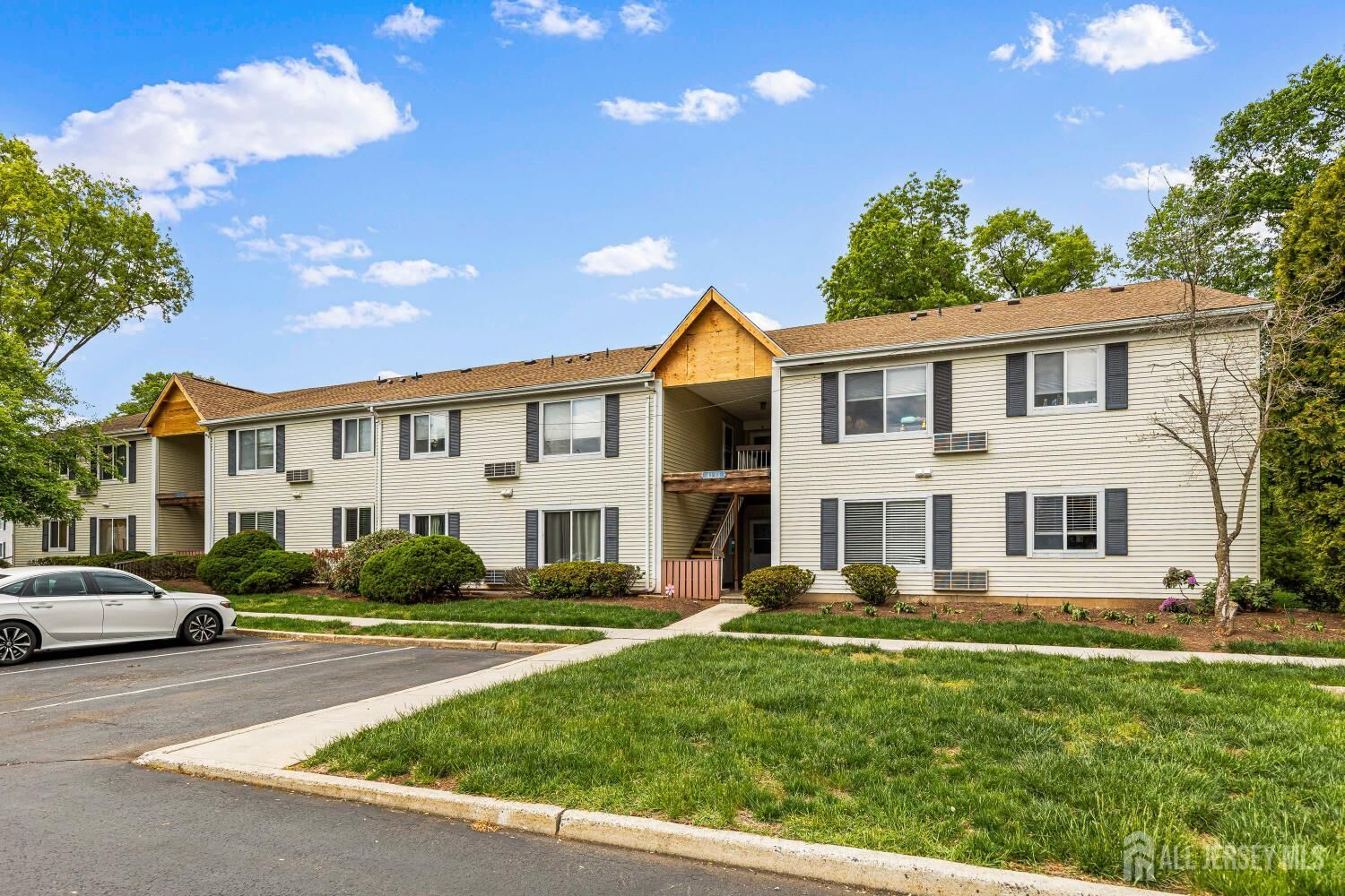 Property Photo:  42 Norwich Place  NJ 08873 