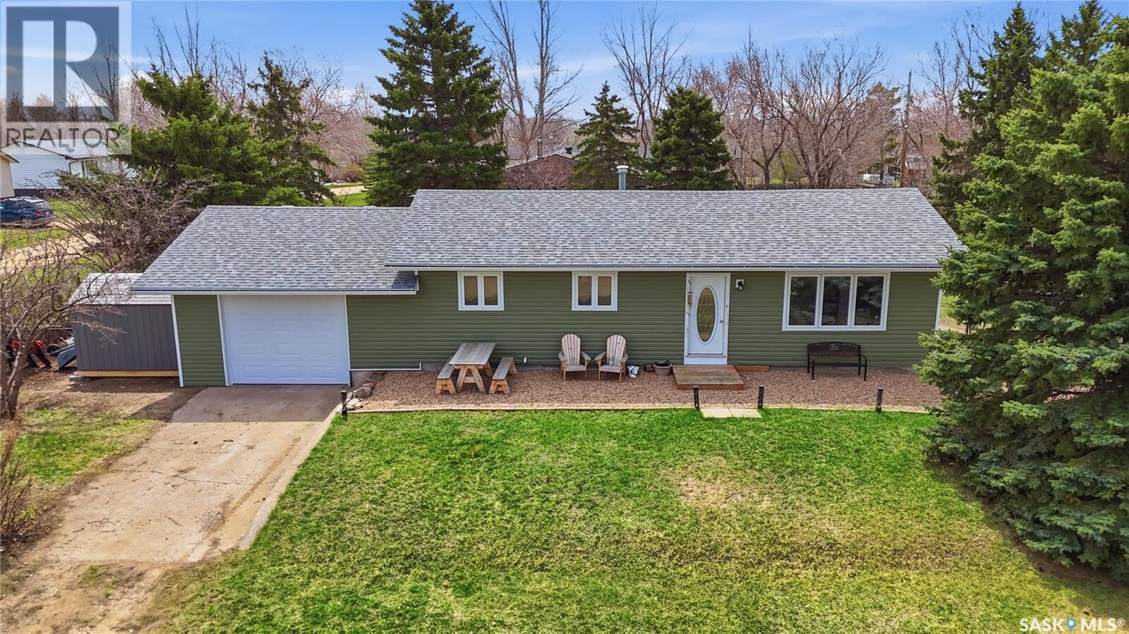 Property Photo:  329 1st Avenue E  SK S0H 3E0 
