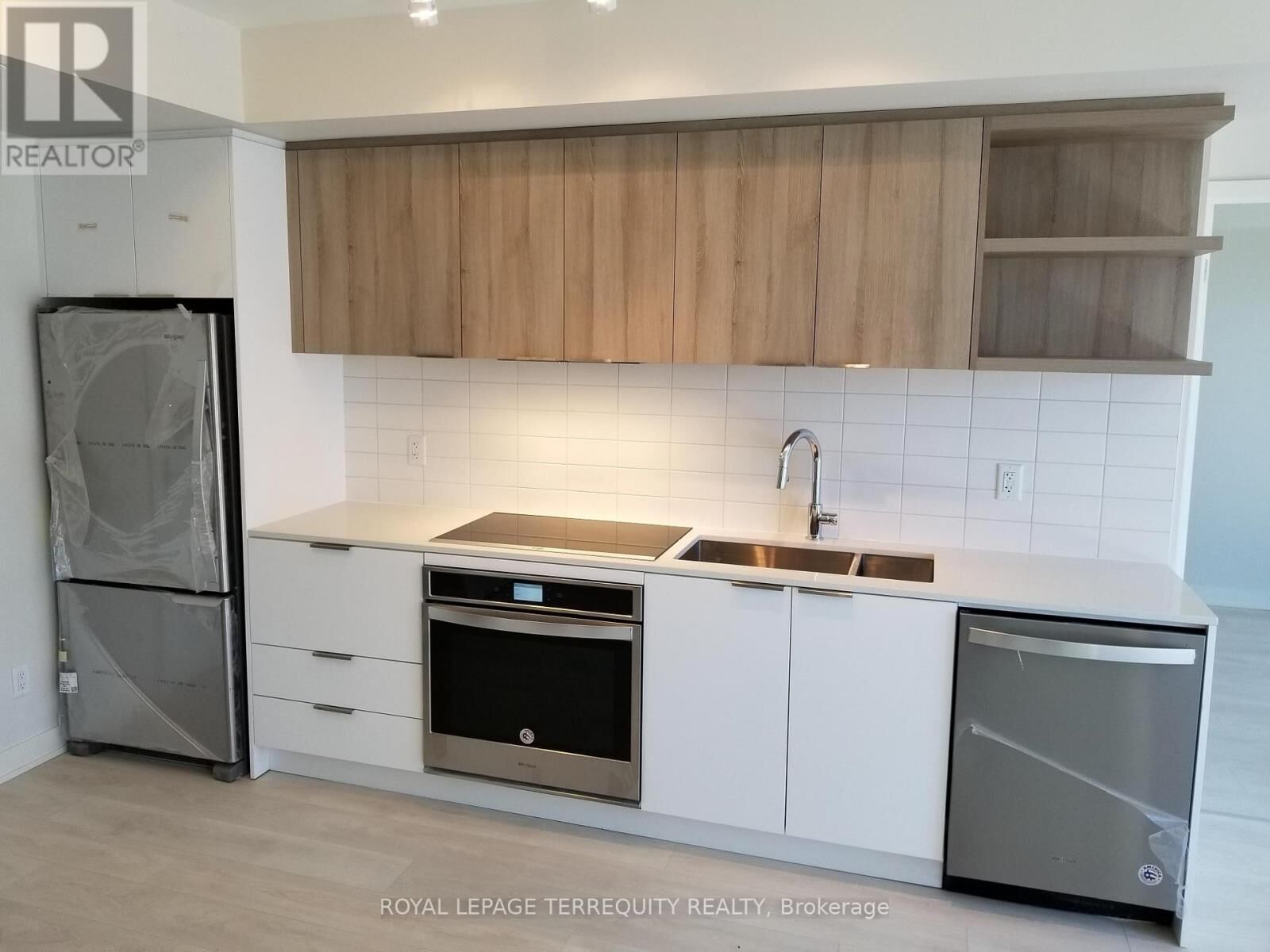 Property Photo:  6 Sonic Way N2808  ON M3C 0P1 