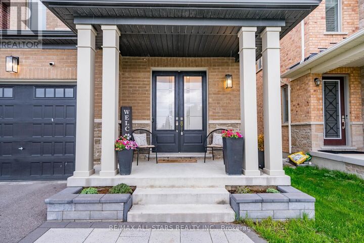 Property Photo:  343 Busato Drive  ON L4A 4V1 