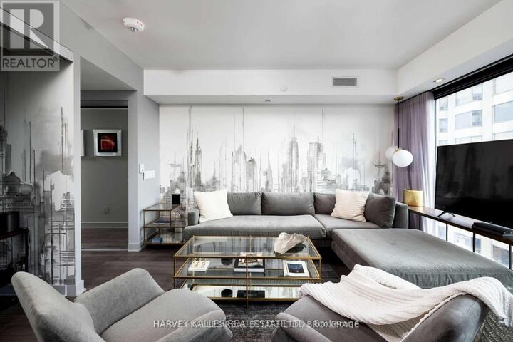 Property Photo:  188 Cumberland Street South 2208  ON M5R 2G3 