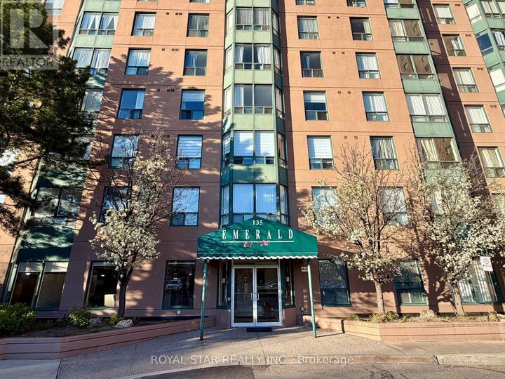 Property Photo:  135 Hillcrest Avenue 303  ON L5B 4B1 