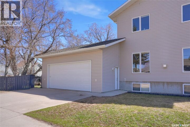 Property Photo:  1095 6th Avenue NW  SK S6H 4A5 