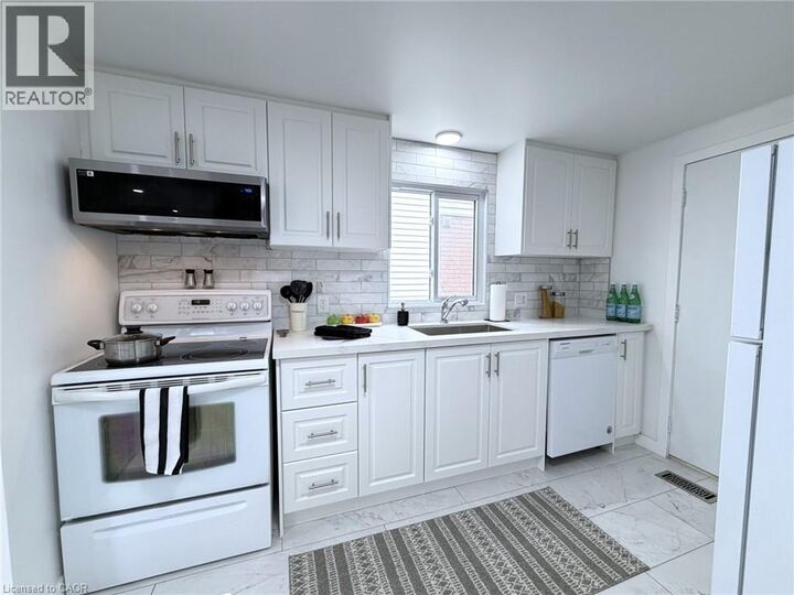 Property Photo:  39 Camrose Court  ON N2M 5J4 
