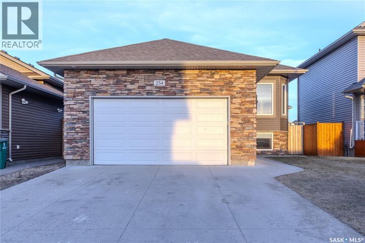 Property Photo:  254 Macinnes Street  SK S7T 0T2 