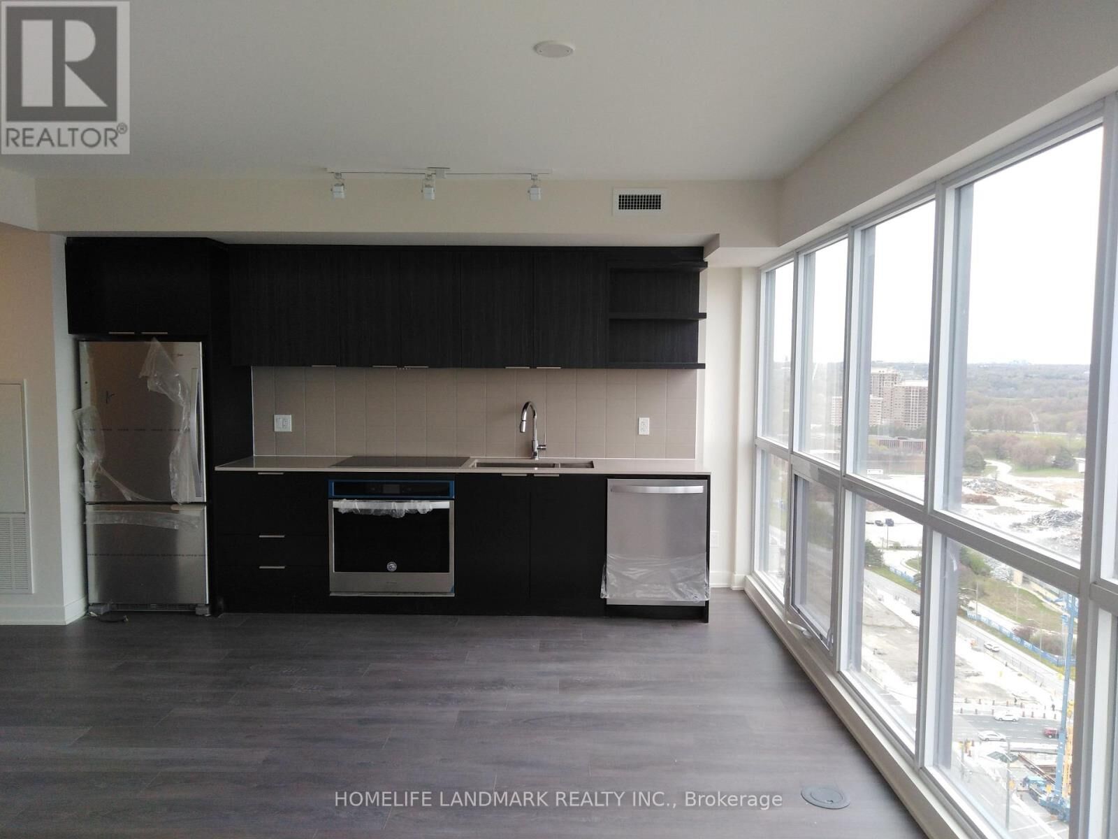 Property Photo:  6 Sonic Way South 2604  ON M3C 0P1 