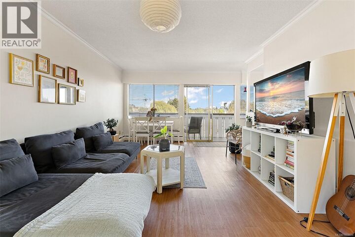 Property Photo:  964 Heywood Avenue 309  BC V8V 2Y5 