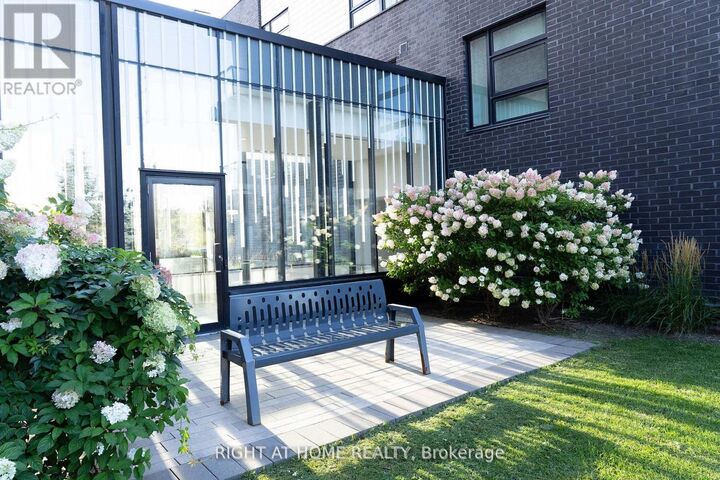 Property Photo:  555 William Graham Drive 324  ON L4G 3H9 