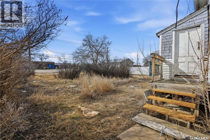 Property Photo:  1284 3rd Avenue NE  SK S6H 1G3 
