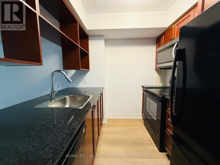 Property Photo:  135 Village Green Square 2419  ON M1S 0G3 
