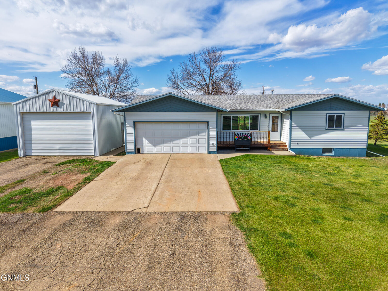 Property Photo:  309 North Avenue E  ND 58631 