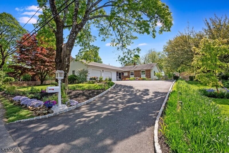 Property Photo:  4 Hillcrest Ave  NJ 07945 