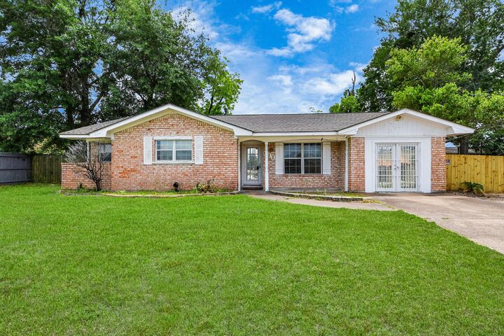 Property Photo: 811 Hillcrest Drive TX 77301