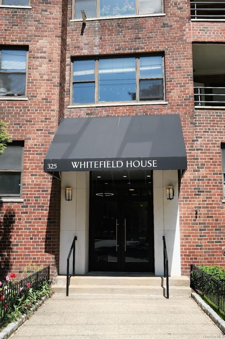 Property Photo:  325 Main Street 5D  NY 10601 