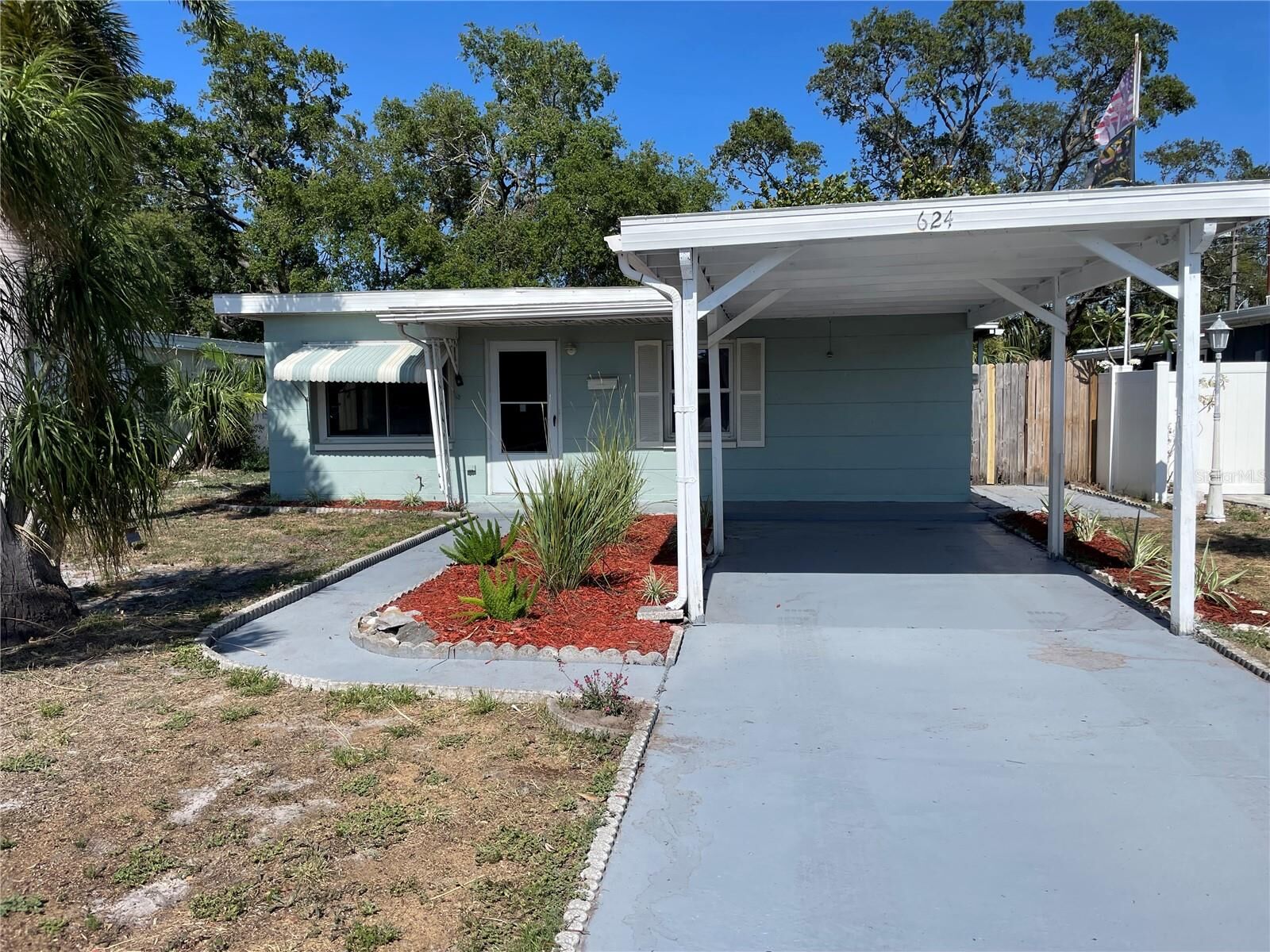 Property Photo:  624 Folsom Street S  FL 33707 