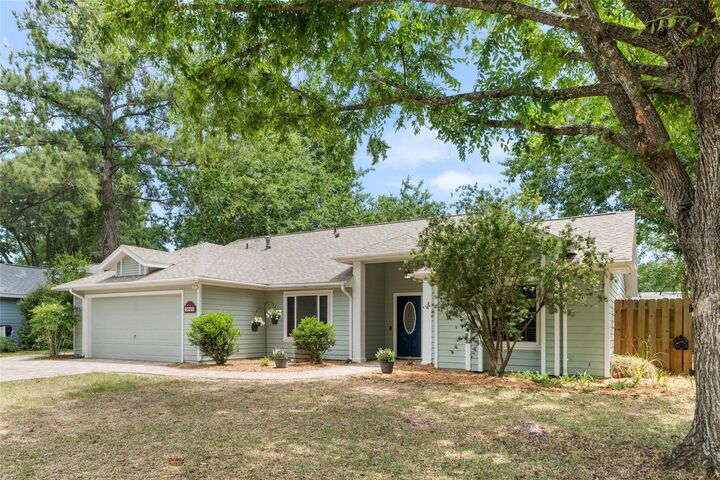Property Photo:  4009 NW 60th Avenue  FL 32653 