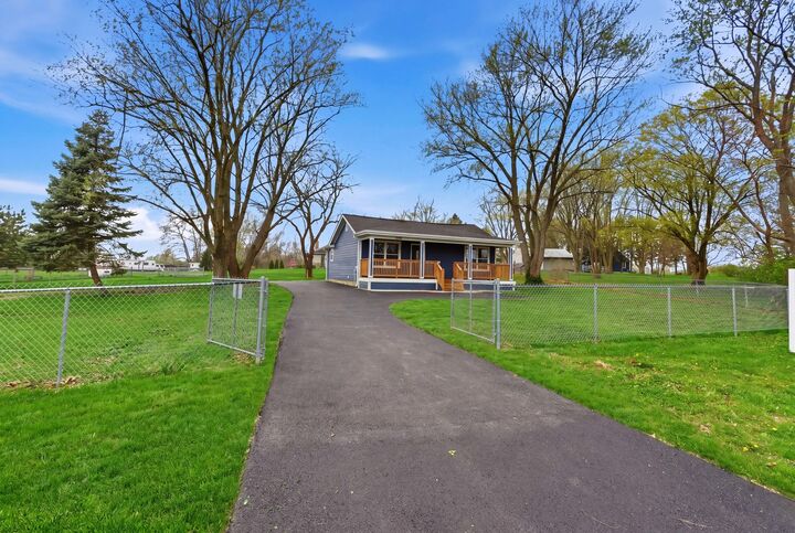 Property Photo:  