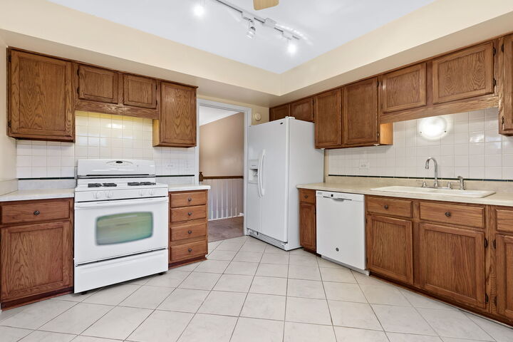 Property Photo:  23W063 Blenheim Court  IL 60137 