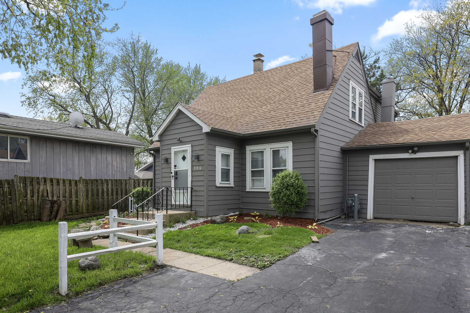 Property Photo:  366 N Hemlock Avenue  IL 60191 