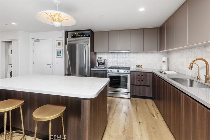 Property Photo:  39 S Los Robles Avenue 5016  CA 91101 