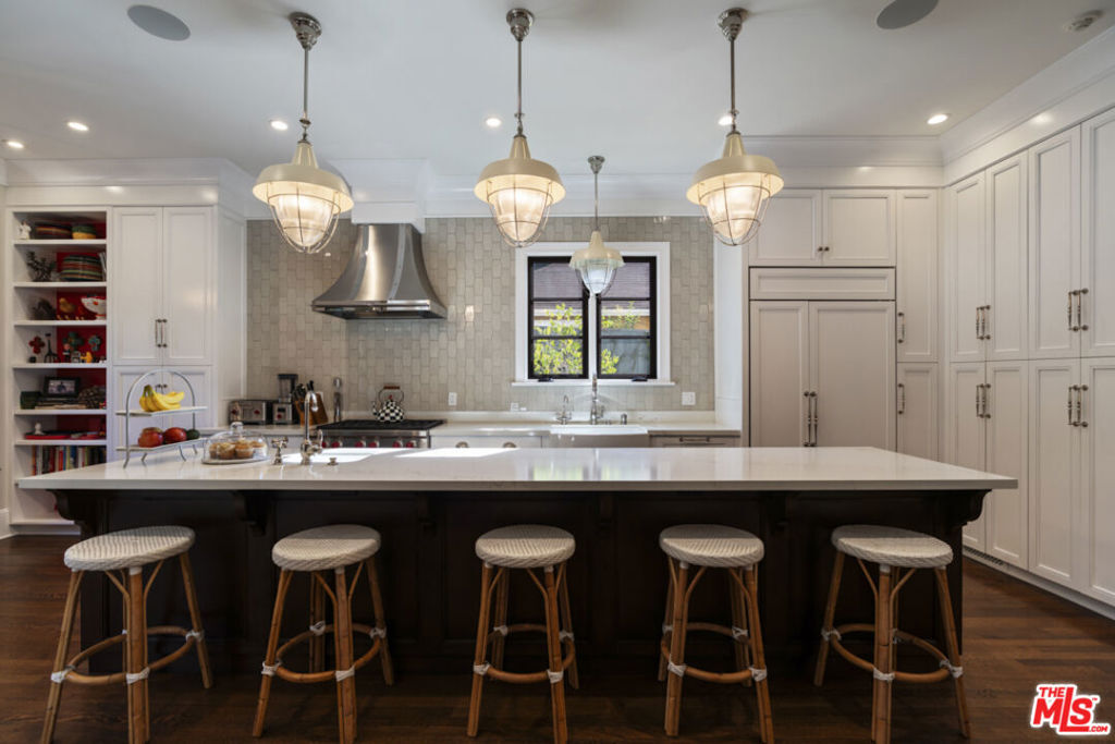 Property Photo:  934 S Mullen Avenue  CA 90019 