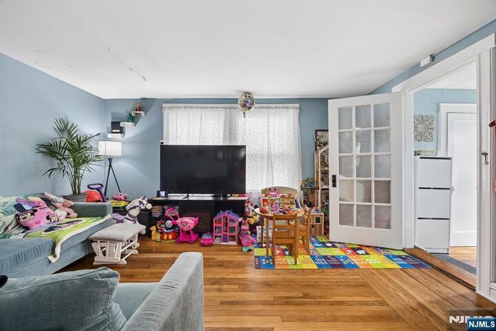 Property Photo:  86 Llewellyn Avenue  NJ 07506 