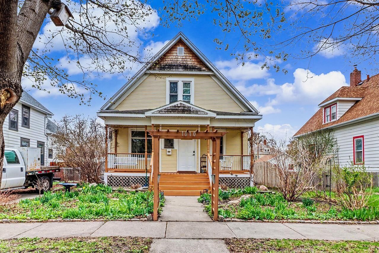 Property Photo:  1010 5th Street N  ND 58102 