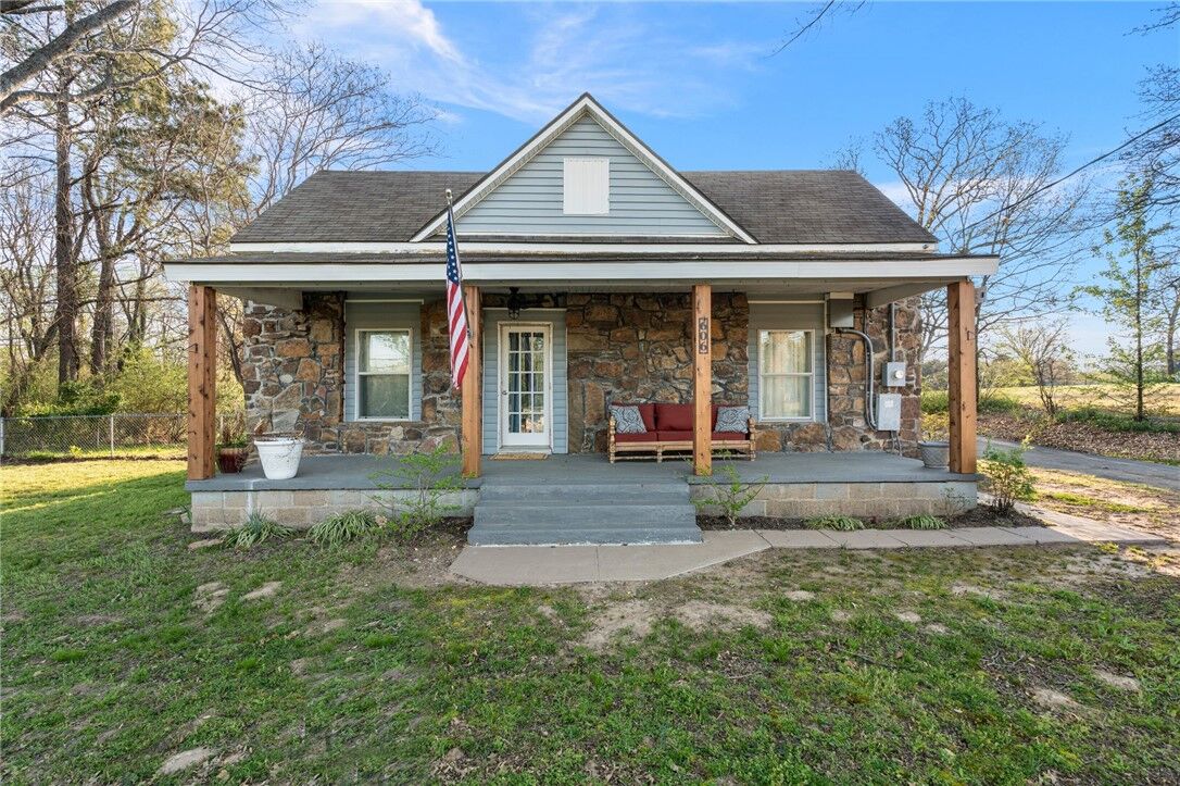 Property Photo:  606 N Roseville Street  AR 72821 