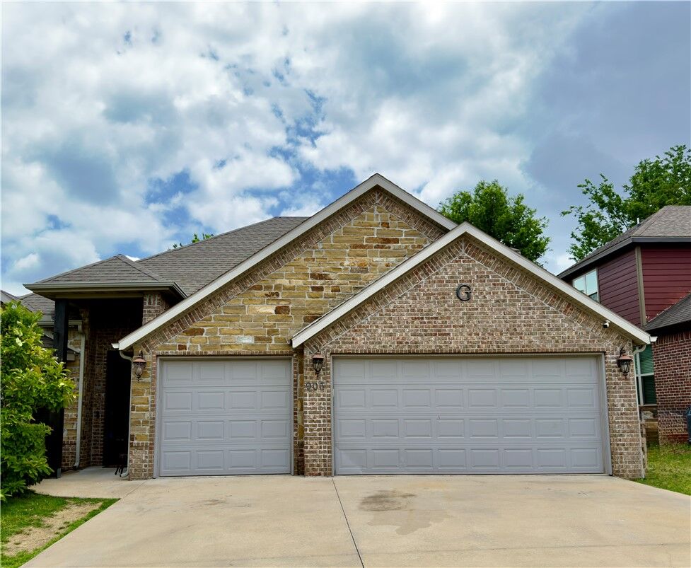 Property Photo:  903 SW Caprington Street  AR 72712 