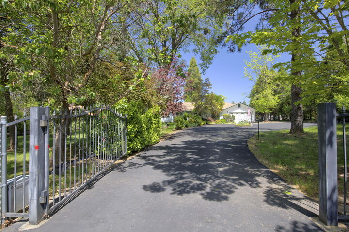 Property Photo:  258 Walker Road  OR 97527 