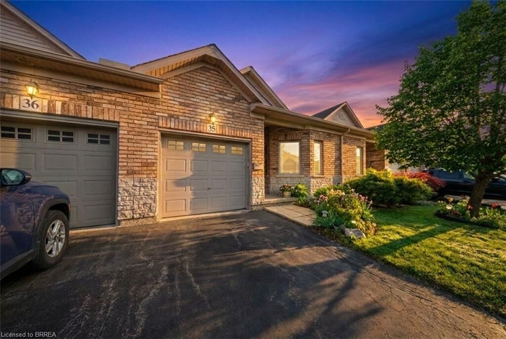 Property Photo:  10 Cobblestone Drive 35  ON N3L 4G9 