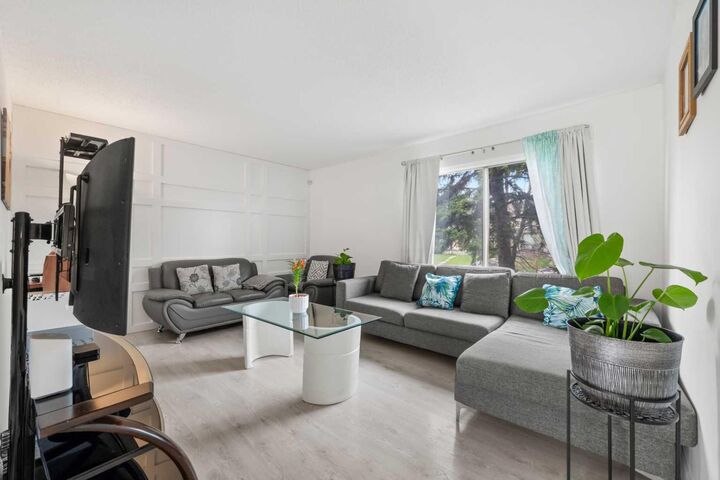 Property Photo:  3312 56 Street NE  AB T2Y 3W1 