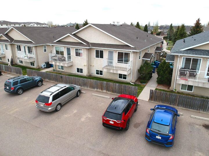 Property Photo:  11 Highlands Place W 4  AB T1J 4X8 
